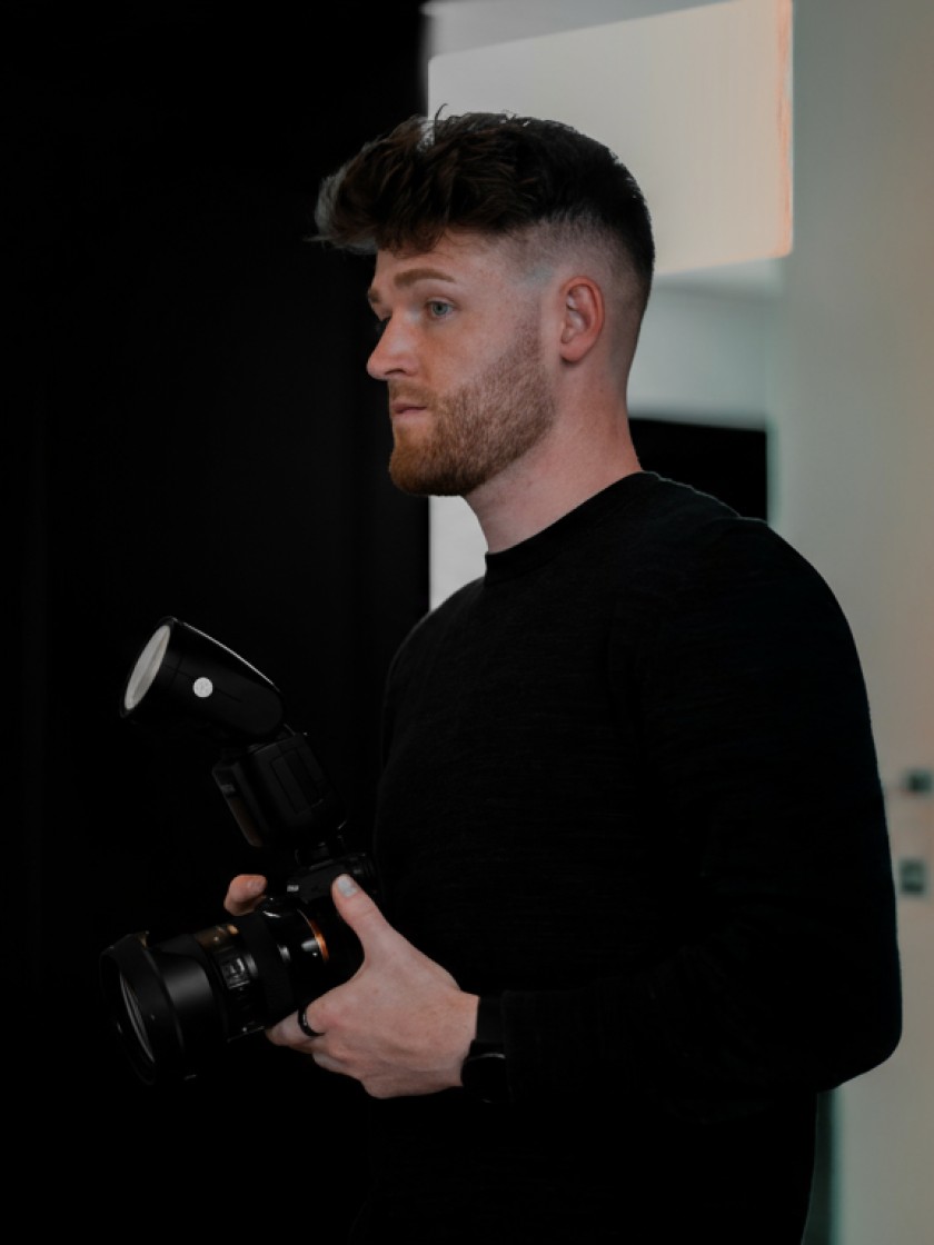 Pieter neemt foto's tijdens een podcastopname